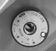 Προτεινόμενος τύπος καυσίμου Χρησιμοποιείτε αμόλυβδη βενζίνη 91 οκτανίων ή περισσότερων. ΣΕΛΑ Για να ανοίξετε τη σέλα: 1. Με τον κινητήρα αναμμένο (κεντρικός διακόπτης στη θέση ).