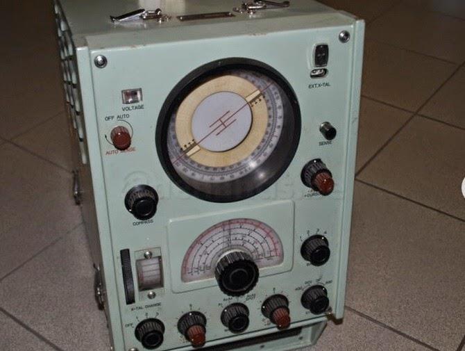 τεταρτοκυκλικού σφάλματος που οφείλεται στις υπερκατασκευές του πλοίου. Παρακάτω παρουσιάζεται ένα ραδιογωνιόμετρο αυτόματου τύπου (Εικόνα 2.2ζ).