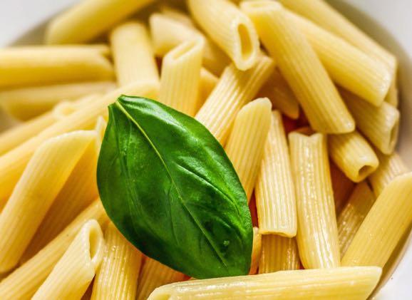 Pasta Stand flambée Fusilli primavera με φρέσκα λαχανικά και ελαφριά κρέμα fraiche Πένες rigatoni με πανσέτα καπνιστή & παρμεζάνα Pasta Stand Flambée Farfalle με σολομό & άνηθο σβησμένα με vodka