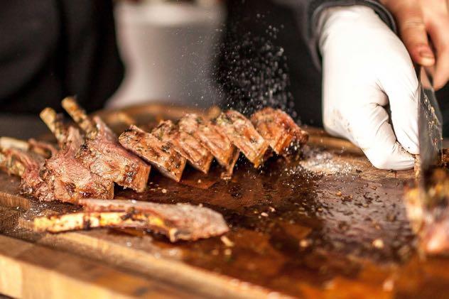BBQ Stand Ψήνονται στα κάρβουνα παρουσία των προσκεκλημένων σας πιφτεκάκια από ολόφρεσκο μοσχαρίσιο κιμά πιφτέκι κοτόπουλο με αρωματικά μπαχαρικά Φιλετάκια κοτόπουλο μαριναρισμένο σε μουστάρδα Dijon