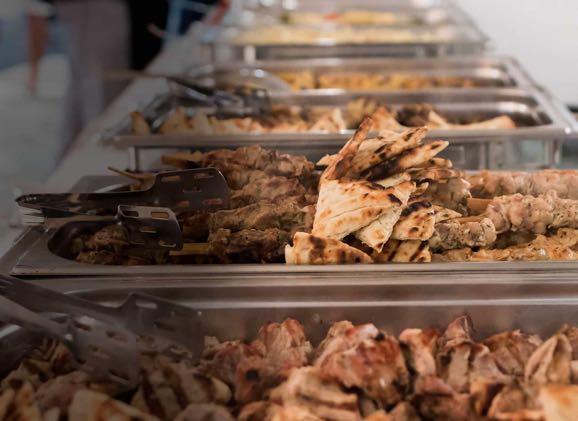Σε Rechaud Πανσέτα χοιρινή γεμιστή με καπνιστό τυρί & ζαμπόν με ελαφριά sauce μουστάρδας Φιλετίνια από κοτόπουλο σε πικάντικη γλυκόξινη σάλτσα οσχαράκι γάλακτος στο φούρνο με σάλτσα ψητού οσχαράκι