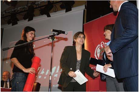 IMAGEN 7: La alumna Nuria López Leal y la coordinadora del Proyecto, Gemma Teso, agradecen el Premio Joven 2008 de la Fundación General de la Universidad Complutense de Madrid para el documental