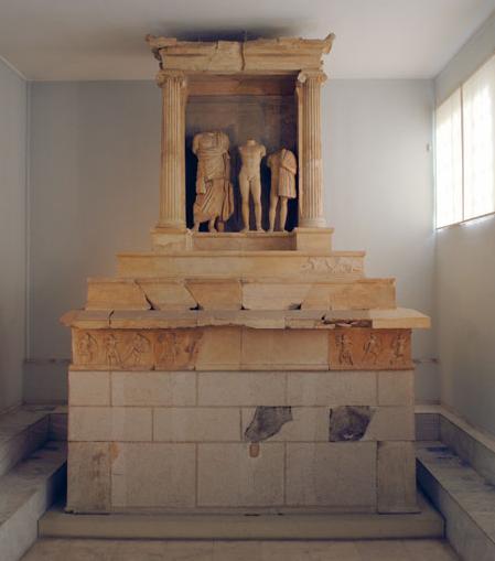Ιστορία Αρχαιότητα Σύμφωνα με τη μυθολογία, ο Θησέας διέσχισε την περιοχή της σημερινής Καλλιθέας για να φτάσει στην Αθήνα όταν επέστρεψε από την Κρήτη= ο Θησέας είναι το έμβλημα του Δήμου και το