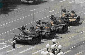 κατά τη διάρκεια καθιστικής διαµαρτυρίας το 1989 στην πλατεία Tiananmen στη Λαϊκή ηµοκρατία της Κίνας.