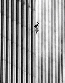 The falling man (ο άντρας που πέφτει) είναι µία φωτογραφία του Richard Drew, που λήφθηκε το πρωί της 11ης Σεπτεµβρίου του