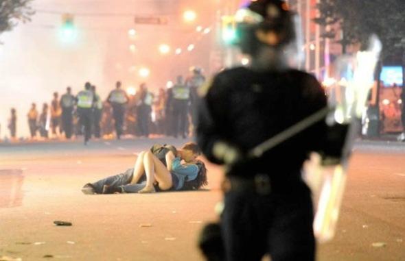 O Aυστραλός Σκοτ Τζόουνς φιλά την Καναδή φίλη του, Άλεξ Τόµας, που έχει χτυπηθεί από ασπίδα