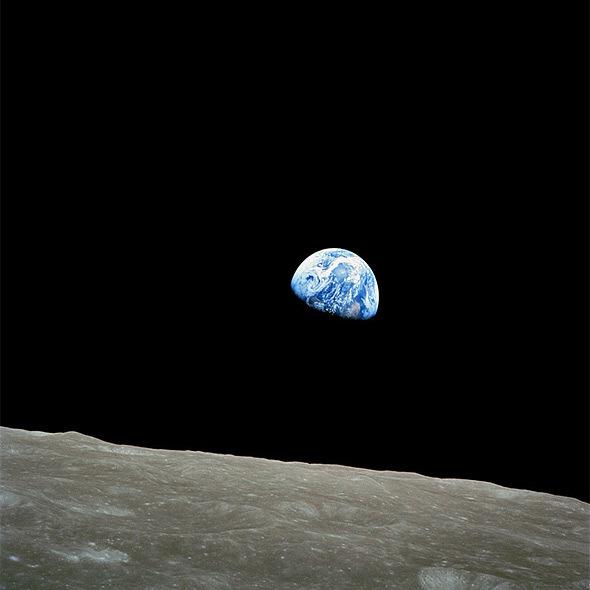 Την φωτογραφία αυτή που απεικονίζει τη Γη, τράβηξε ο αστροναύτης William Anders κατά τη