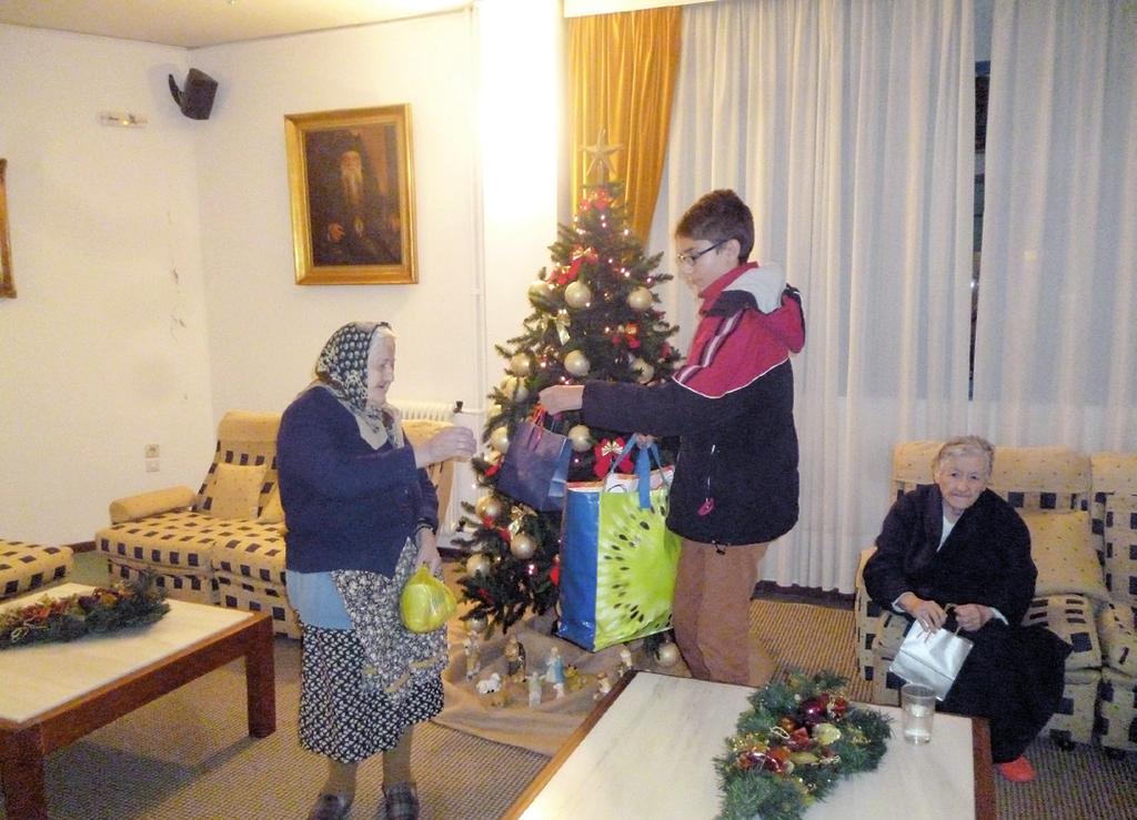 περιθάλπονται στο ίδρυμα! Μεταξύ των εθελοντών που χρόνια τώρα δίνουν εορταστικό πνεύμα τα Χριστούγεννα στο ίδρυμά μας είναι ο κ.