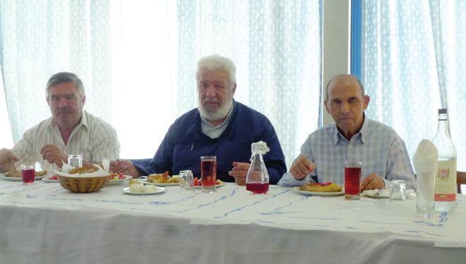 Στις 15-10-2015 η ενορία του Ι. Ναού Αγίου Γεωργίου Δαφνών με τον εφημέριο π. Γεώργιο Κυλάκο, προσέφερε το γεύμα στους περιθαλπόμενους.