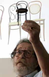 πρώην αλεξιπτωτιστής του ισραηλινού στρατού που, μετά την αποκάλυψη ότι είναι ομοφυλόφιλος, εκδιώχθηκε από την οικογένειά του και ζει πλέον στο Λονδίνο.