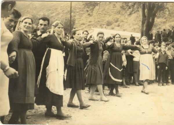 Στην Αλμωπία, στην εκμάθηση των παραδοσιακών χορών της Μακεδονίας πρωτοστατούν από το 1977 οι Ακρίτες Αλμωπίας. Το 1982 εμφανίζεται δυναμικά και ο μορφωτικός σύλλογος Προμάχων.