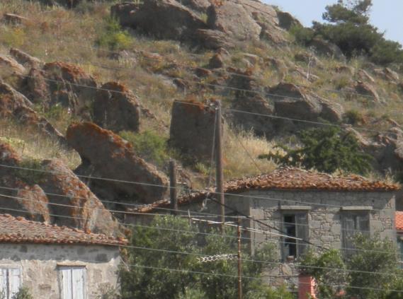 Δεδομένου όμως ότι τμήματα της βραχομάζας βρίσκονται κοντά σε οικιστικές