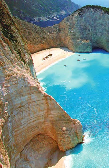 Στη γη και στη θάλασσα ΓΛΩΣΣΑ Γ ΔΗΜΟΤΙΚΟΥ 43 Οι μικροί ταξιδιώτες ανεβαίνουν στο βουνό Παραλία Ναυάγιο, Ζάκυνθος Φωτ/φία: από το περ. Olympic Motion της Ο.Α. Απότομα, κοφτερά βράχια με πυκνή βλάστηση ζώνουν περιμετρικά τη μικρή παραλία στον όρμο του Αγίου Γεωργίου των Γκρεμνών.