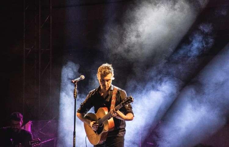 Κυκλάδεσ ςμίγουν με τθ Μακεδονία και τθν Ιπειρο, εκεί που θ οφμελθ βρίςκει τθ Σμφρνθ Με το ρυκμό του Μιχάλθ Δφςκολα κα βρεισ κάποιον που δεν ζχει τραγουδιςει κάποιο από τα τόςα κομμάτια του Μιχάλθ
