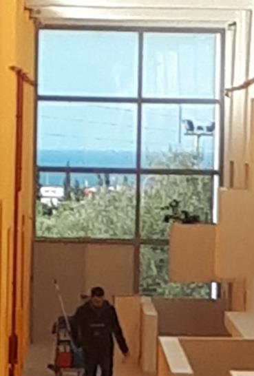 Ειδικότερα, η κάθετη κοιλοδοκός στις θύρες όπως φαίνονται στις εικόνες 1 & 2, θα τοποθετηθούν ενδιάμεσα των δύο νέων υαλόθυρων, ενώ στην περίπτωση των θυρών, όπως φαίνονται στις εικόνες 3&4,