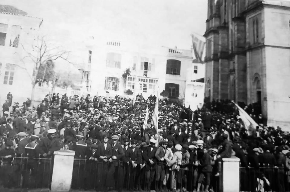 Εικόνα 7: 14 Μαΐου 1920, οι κάτοικοι του Δεδέ-αγατς περιμένουν στο προαύλιο της Μητρόπολης του Αγίου Νικολάου του