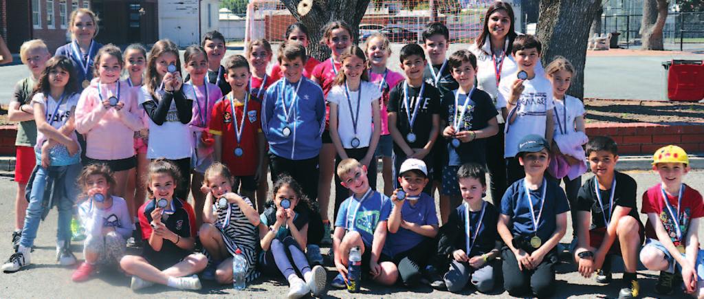 μαθητές και μαθήτριες δέχθηκαν από ένα αναμνηστικό μετάλλιο για την συμμετοχή τους στις αθλητικές εκδηλώσεις του Σχολείου