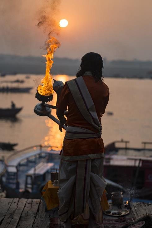Το Ντιβ Ντιβάλι είναι η μεγαλύτερη γιορτή των ινδουιστών, μία πανδαισία χρωμάτων, φώτων και ύμνων σε μία μυστηριακή ατμόσφαιρα.