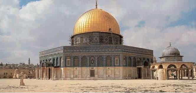 Από τα πιο σπουδαία τζαμιά αυτή την εποχή είναι το Τέμενος του Βράχου στην Ιερουσαλήμ (Iσραήλ).