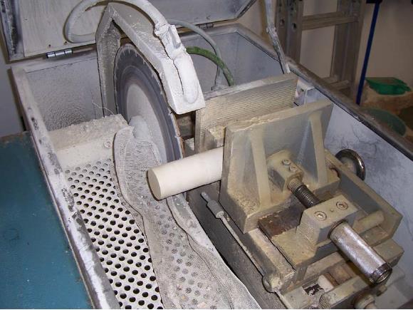 Εικόνα 4.3 Εργαστηριακό δισκοπρίονο κοπής δοκιμίων πετρωμάτων (από Φέγγος, Κουβελάς 2006) Εργαστηριακός λειαντής δοκιμίων.