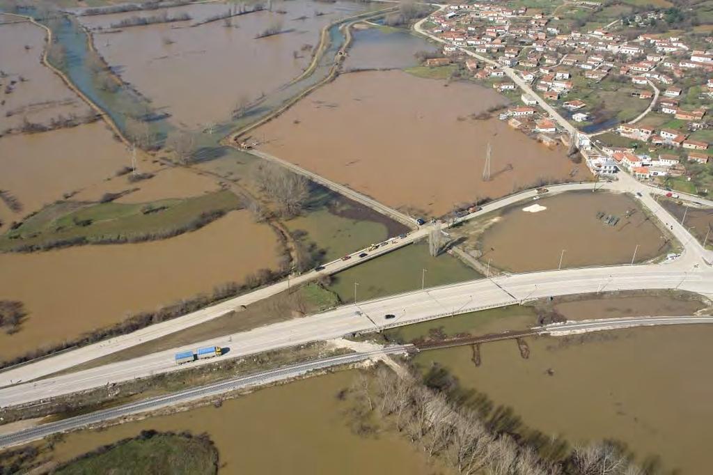 3.8, που παρουσιάζουν αεροφωτογραφίες της συμβολής Έβρου και ρ. Ποτιστικού, στη Μάνδρα, κατά τις πλημμύρες του Φεβρουαρίου 2012. Παρατηρείται ότι στη θέση συμβολής ο ανάρρους του π.