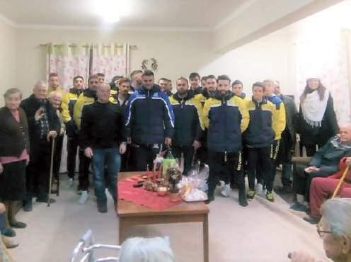Αξίζει ένα μεγάλο μπράβο στην νοσηλεύτρια για τις υπέροχες στιγμές που χάρισε σε όλους μας και μας συγκίνησαν βαθύτατα. Επίσκεψη αγάπης από αθλητική ομάδα Ποδοσφαιριστές της ανδρικής ομάδας της Α.
