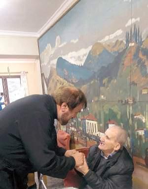 τους ηλικιωμένους. Τους ευχαριστούμε θερμά για τις τακτικές επισκέψεις τους. Ο Θεός να τους έχει πάντοτε καλά, να τους δίνει δύναμη και υγεία. Μία ακόμα πιστή και ακούραστη εθελόντρια είναι η κ.