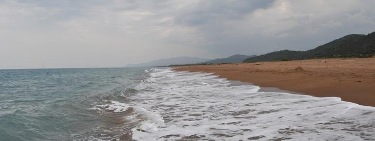 Διατρέχονς Πελοπόννησο Δυσμάς προς Αλάς, πάνω επιβλητικούς ορεινούς όγκους, δίπλα σε λαμπερές ακρογιαλιές, ακροβατώνς σε μονάκριβες εικόνες, έχεις κάτι δηλώσεις.