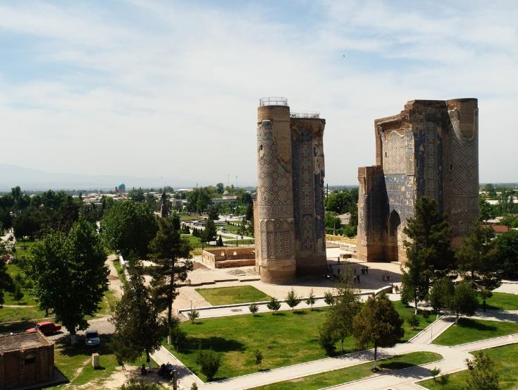 Το ενδιαφέρον μας απογειώνεται καθώς μια-μια ξεδιπλώνονται μπροστά στα μάτια μας οι ομορφιές της: το μαυσωλείο Παχλεβί Μαχμούντ, η ιδιαίτερη πρόσοψη του φρουρίου Κούνια Αρκ, ο Μιναρές του Ισλάμ Χότζα