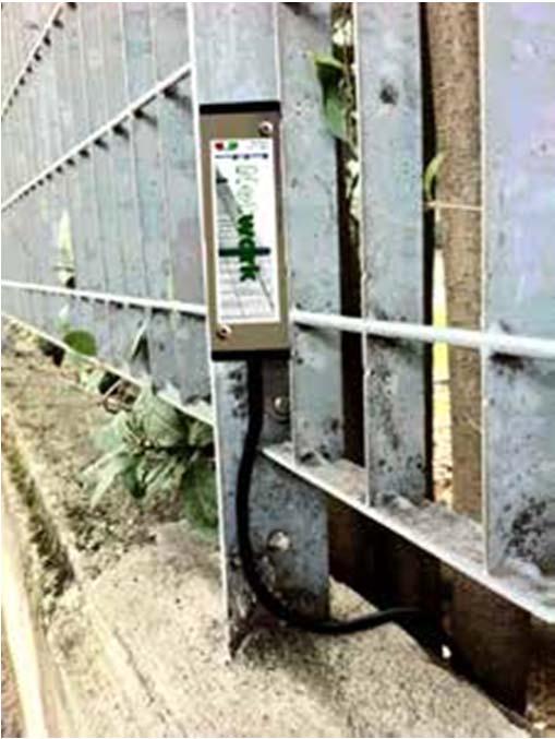 Fence Network ανιχνευτής για μεταλλικούς φράκτες Εγκατάσταση στους στύλους των φρακτών με βίδες ή πριτσίνια, ανάλογα με το σχήμα του στύλου.