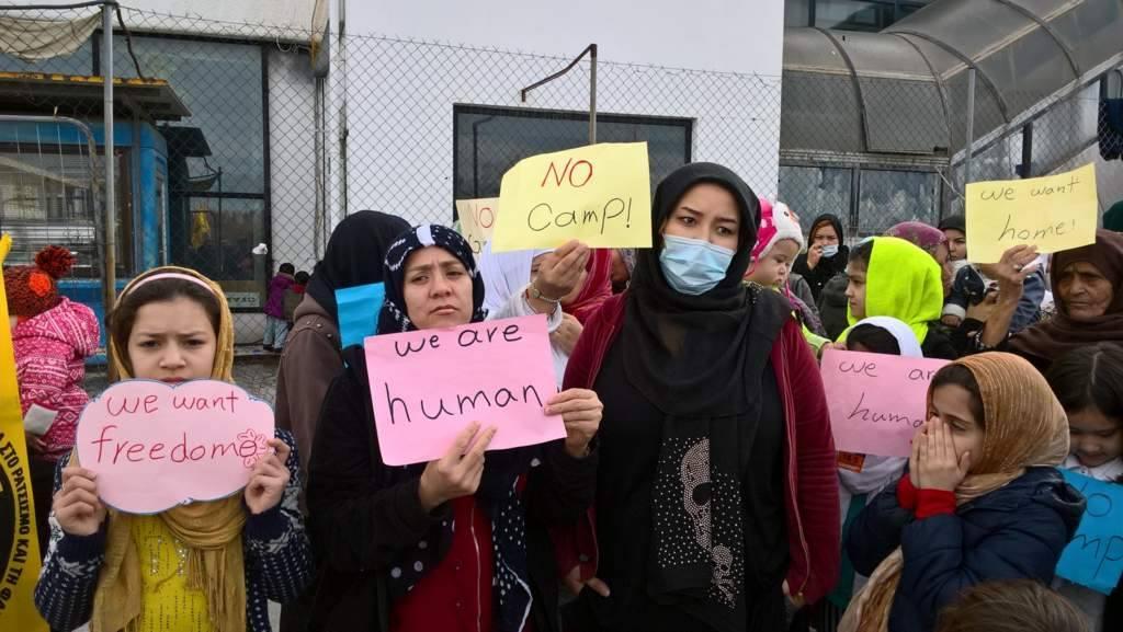 Ζουν σε συνθήκες αθλιότητας στα στρατόπεδα χωρίς χαρτιά, χωρίς