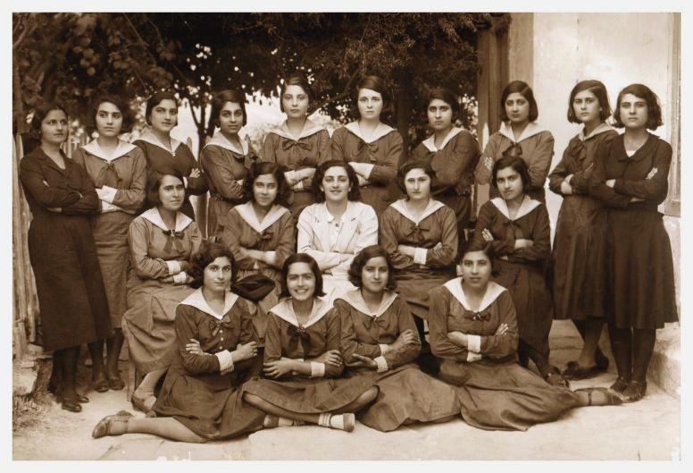 Μέσα σε επτά μικροσκοπικά δωμάτια έπρεπε να στεγαστούν 250 μαθήτριες όπου η οροφή έβαζε νερά από τις βροχές.