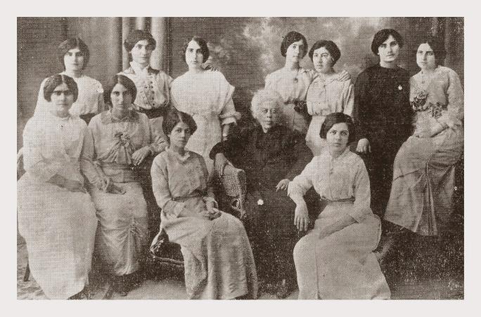 Το 1903 ο μεγαλέμπορος της εποχής Γενέθλιος Μιτέλλας, στο μνημόσυνο των ευεργετών των σχολείων της πόλης Χατζηλοϊζή Μιχαηλίδη και Αλέξανδρου Κυρβελίδη, αναγγέλλει στο δάσκαλο Ανδρέα Θεμιστοκλέους