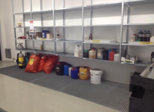 Εικόνα 19: Χώρος συλλογής ειδικών επικινδύνων αποβλήτων Ε) Χώρος προετοιμασίας υλικών για επαναχρησιμοποίηση κατάστημα επαναχρησιμοποίησης Στον χώρο προετοιμασίας υλικών για επαναχρησιμοποίηση,