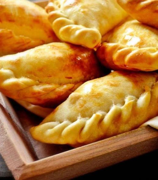 Empanadas Ένα ακόμη δώρο των Μαυριτανών στους Ισπανούς και εν τέλει στους Αργεντινούς. Οι empanadas είναι καλά τηγανητές ή ψητές πίτες με γλυκιά ή αλμυρή γέμιση, ανάλογα με την περιοχή.