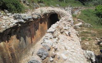 Απέναντι από το χωριό σχηματίζεται μία μεγάλη τρύπα στα βράχια.