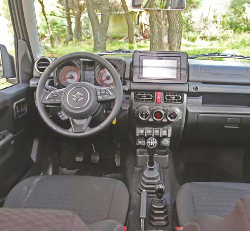 Οι αναρτήσεις του Jimny, λόγω της φιλοσοφίας τους, δεν μπορούν να φιλτράρουν επαρκώς τις περισσότερες ανωμαλίες του οδοστρώματος, ενώ ενέχουν και αρκετή κλίση στις στροφές.