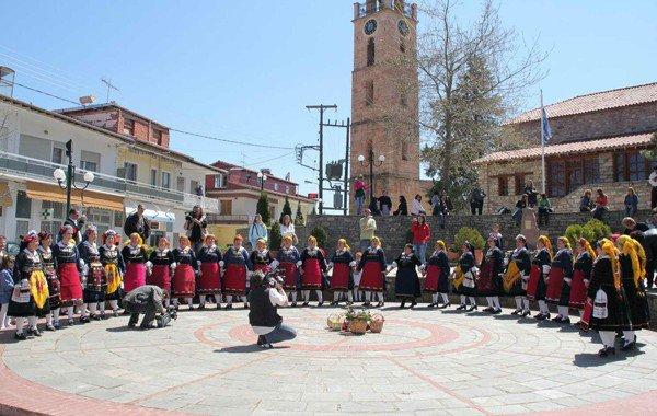 Παραδοσιακά καλάντα του Λαζάρου στην Λευκοπηγή Κοζάνης Στις σημερινές αγχώδεις νόθα παγκοσμιοποιημένες κοινωνίες μας, η προσφυγή στους δοκιμασμένους καθαγιασμένους αυτούς ρυθμούς τρόπους ζωής θα ήταν