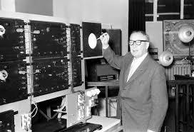 Στις ΗΠΑ, οι πρώτες παρατηρήσεις ανακλώμενων ραδιοκυμάτων CW (συχνότητας 60 MHz) πάνω σε διερχόμενα πλοία στον ποταμό Potomac έγιναν το 1922 από τους Α. H. Taylor και L.C. Young, για λογαριασμό του NRL (Naval Research Laboratory).