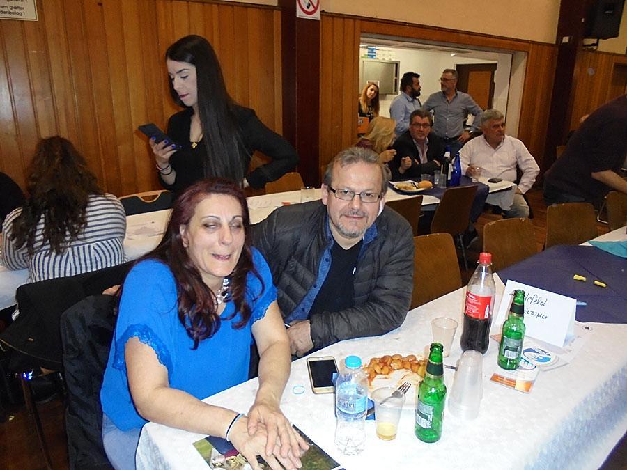 (φωτό 5) Κάτω, δυο μέλη του Ηπειρώτικου Συλλόγου Μπίλεφελντ που ήλθαν να μας στηρίξουν και να μας τιμήσουν με την παρουσία τους η κα. Παναγιώτα Σπύρου και ο κ. Ευάγγελος Παπαγιάννης.