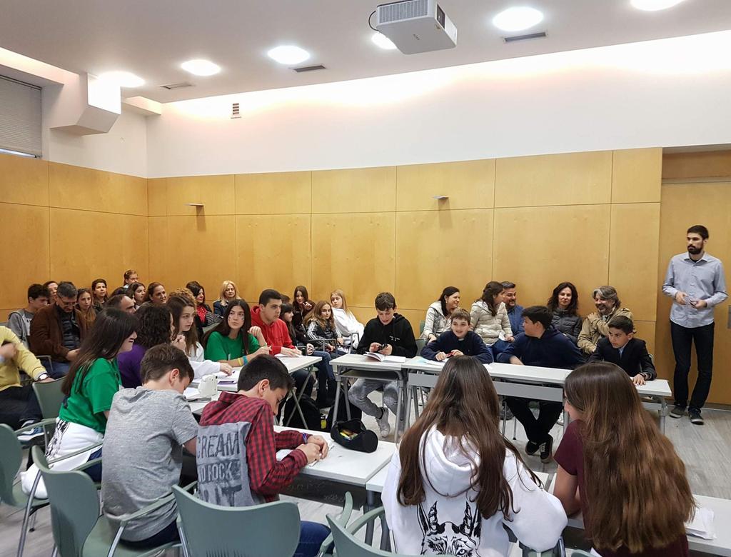 Debate in English Τα παιδιά της Στ εισάγονται στον κόσμο του Debate! Συζητούν με κανόνες και αναπτύσσουν τα επιχειρήματά τους σε θέματα που αφορούν τη σχολική τους ζωή.