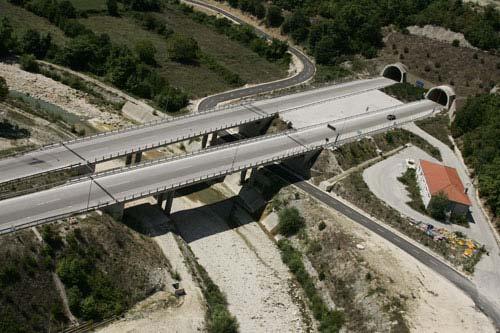 Ο αυτοκινητόδρομος Α2, Εγνατία Οδός, είναι δύο λωρίδων ανά κλάδο,