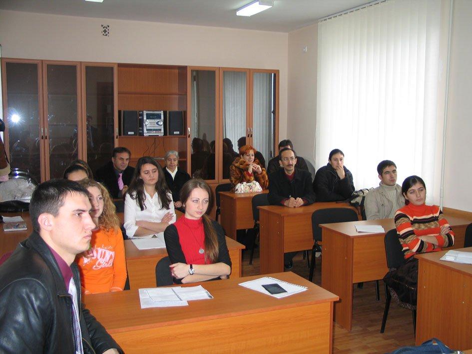 Μεγάλο ενδιαφέρον δείχνουν οι φοιτητές για τη διδασκαλία της ελληνικής γλώσσας στο Πανεπιστήμιο του Κομράτ. ΣΗΜΕΙΩΣΕΙΣ 1.