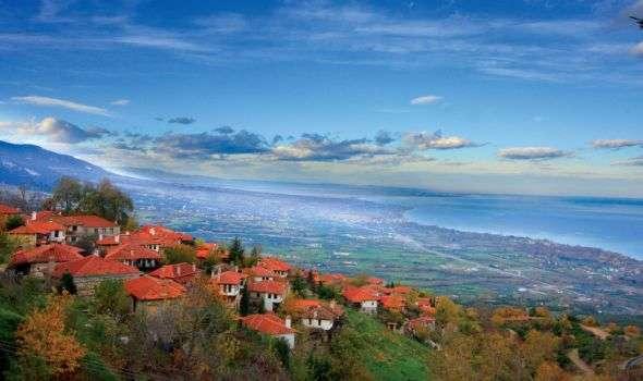 Παλαιός Παντελεήμονας Πιερίας Ο οικισμός κατάφερε να διατηρήσει το τοπικό του χρώμα καθώς είχε σχεδόν ερημώσει από την δεκαετία του 1950, όταν οι κάτοικοι του μετακόμιζαν μαζικά στον μεγαλύτερο