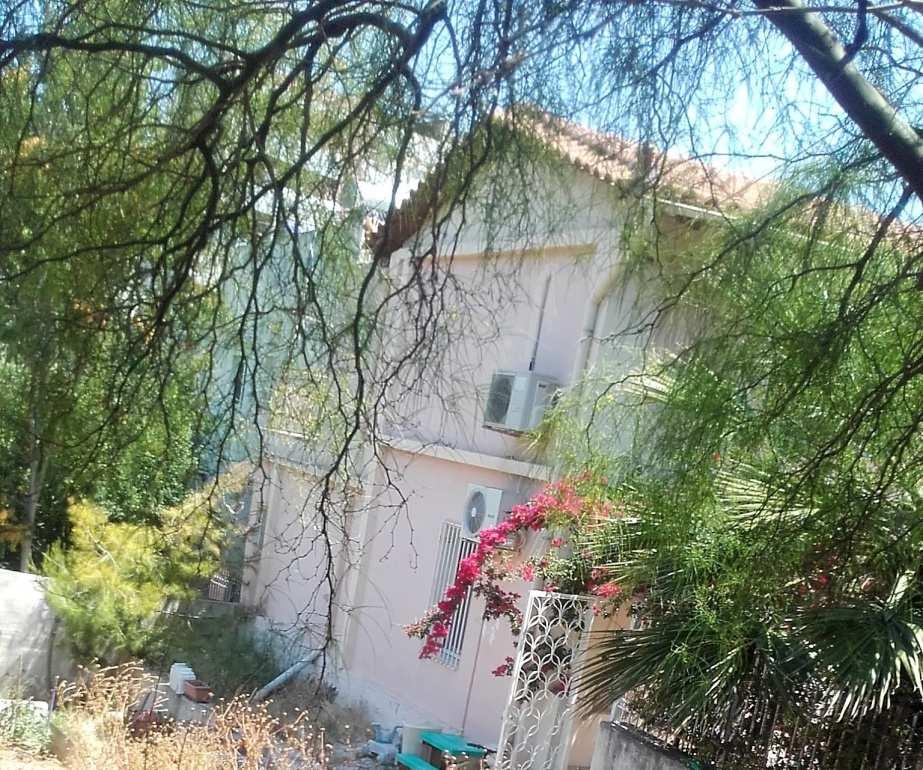 Φωτ. 8: Σπίτι στο οποίο ανήκουν τα στόμια αποχέτευσης των φωτ. 7 (β,γ,δ).