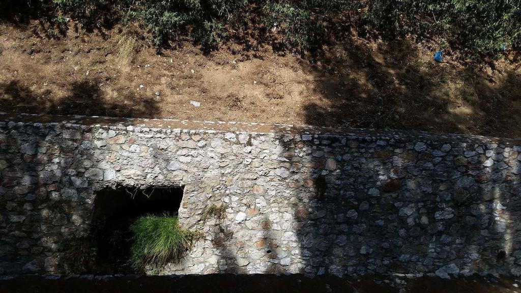 Αγωγοί οµβρίων της ΕΥ ΑΠ, που εκβάλλουν στο ανοιχτό τµήµα της Πικροδάφνης, οι οποίοι, κατά διαστή- µατα και επί σειρά ετών, εκπέµπουν τη δυσάρεστη οσµή των βοθρολυµάτων: 1.