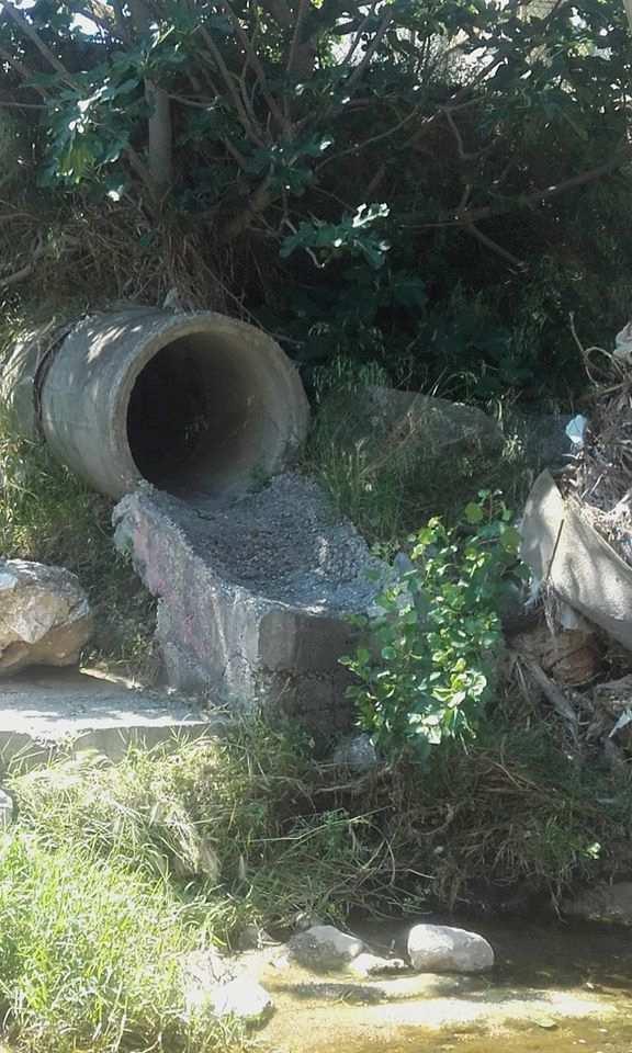 Φωτ. 3 : Αγωγός ομβρίων στα γήπεδα μπάσκετ