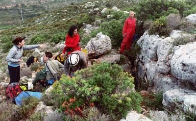 Σκηνές από την δεύτερη µέρα στη Μούντα - τέλος εξερεύνησης αριστερά και νέο βάραθρο (φραγµένη είσοδος), δεξιά Μετά το ξαρµάτωµα, κλείσαµε την
