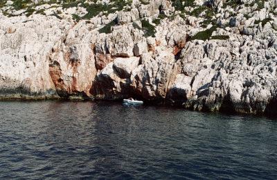 Είχαµε κανονίσει µε τον Σταύρο Αµύγδαλο να µας πάει στη Γαλάζια Σπηλιά και σε άλλα σηµεία που θα είχαν ενδιαφέρον (σπήλαιο Κολώνες, κλπ).