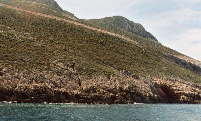 Προχωρώντας νότια, µπήκαµε και στο σπήλαιο Κολώνες µε το βαρκάκι (MEG12).